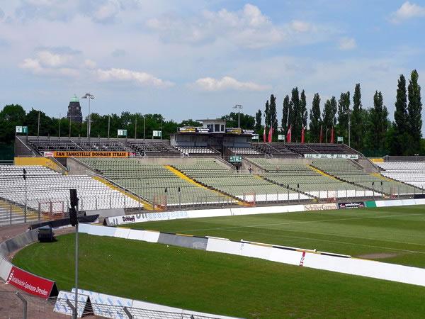 Die alte Tribüne im Rudolf-Harbig-Stadion.